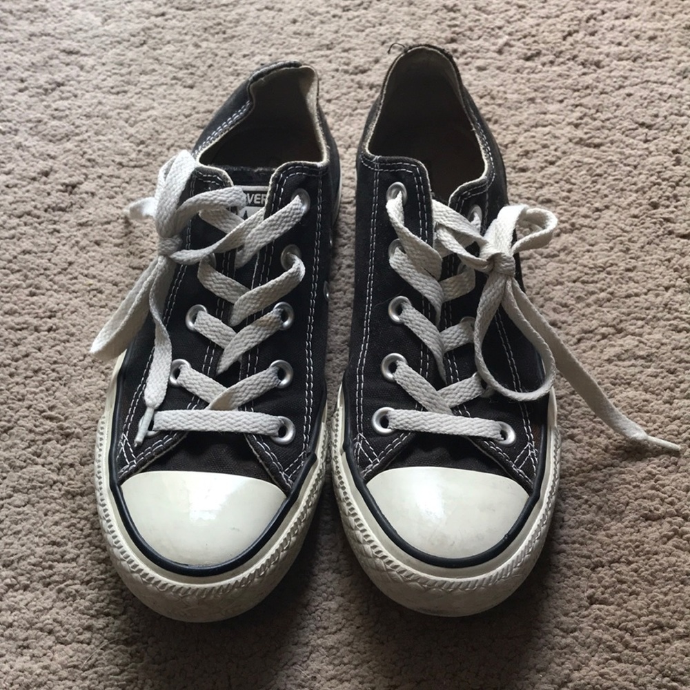 Women’s Black Converse used but lots of life left.